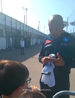 Spalletti spiega ad un bimbo l’importanza dell’allenamento anche nello studio