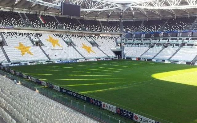 Migliaia di tifosi juventini arrabbiati disdicono gli abbonamenti a Sky e DAZN per protestare contro la penalizzazione di 15 punti inflitta al club in seguito all’inchiesta sui trasferimenti