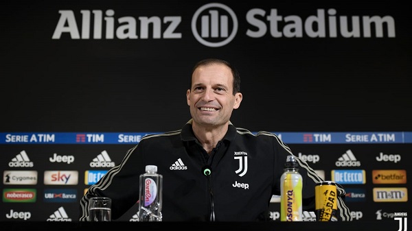 L’emozionato Allegri ringrazia i suoi giocatori per la vittoria della Coppa Italia.