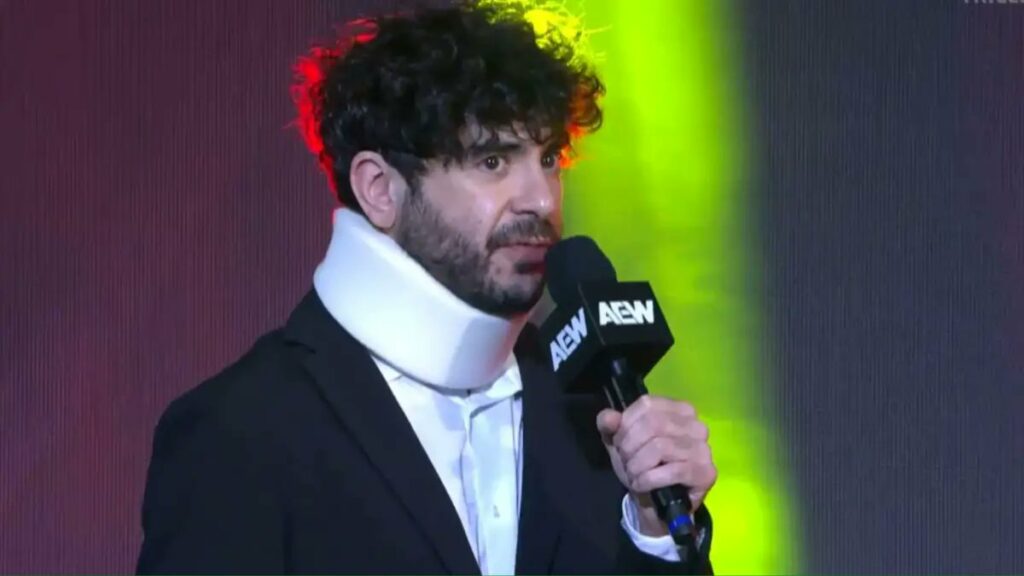 L’annunciatore dell’AEW “Davvero Felice” Tony Khan ha indossato un collare cervicale per le apparizioni nella NFL.
