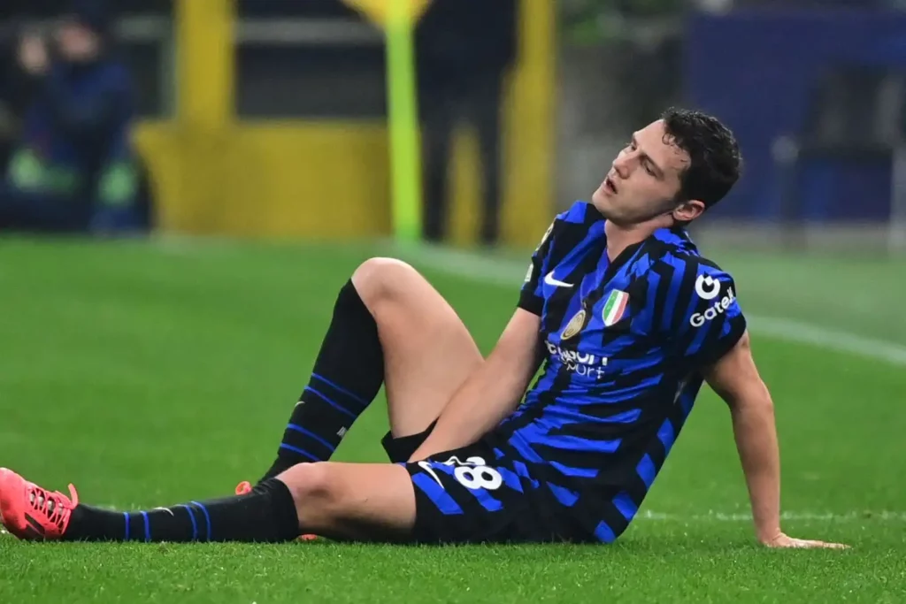 “Inter, colpo duro: il titolarissimo difensore si infortuna nella sfida alla Roma, a due passi dalla semifinale di Champions”