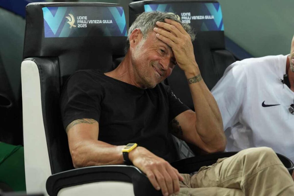 Luis Enrique costretto a intervento per frattura alla clavicola: il PSG in attesa