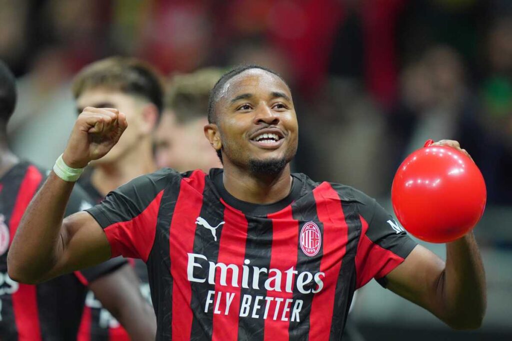 Nkunku incanta il Milan: gol e palloncino rosso contro il Lecce