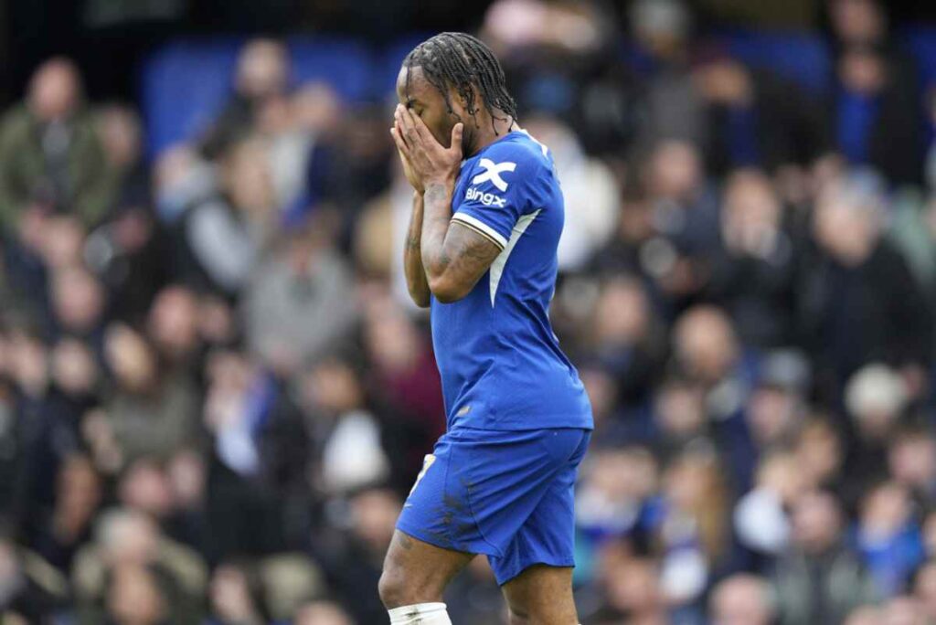 Raheem Sterling resta al Chelsea: il futuro incerto tra Napoli, Roma e la finestra di gennaio