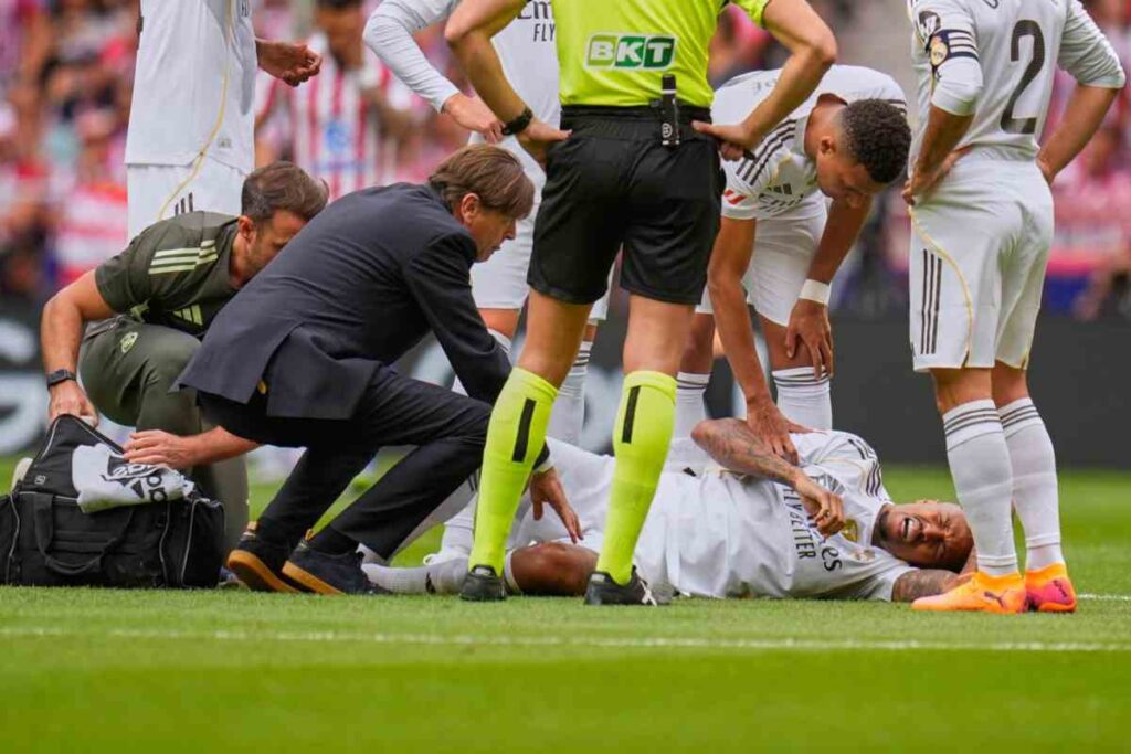 Real Madrid travolto dall’Atletico: 2-5 nel derby, nuovo infortunio per Militão