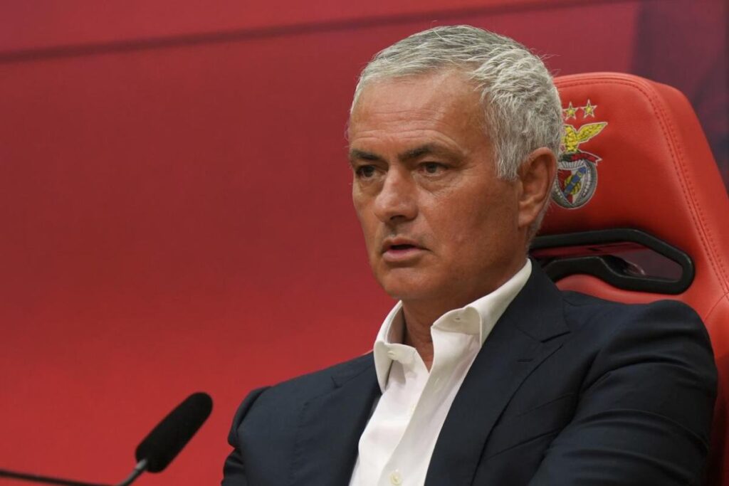 Mourinho al Benfica: ritorno controverso, derby infuocato e tensioni in conferenza stampa